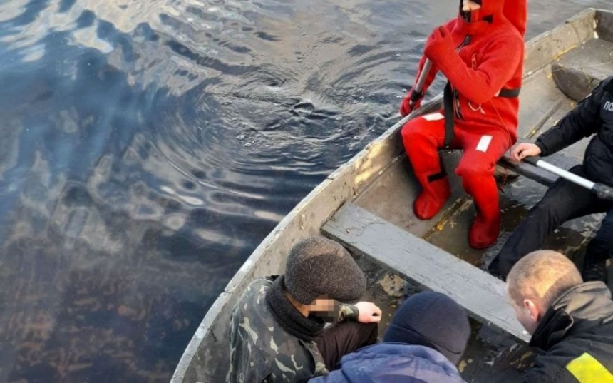 На Киевском водохранилище подростков на льдине унесло на полкилометра от берега (видео)
