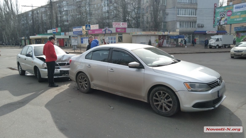 В Николаеве на проспекте столкнулись две легковушки