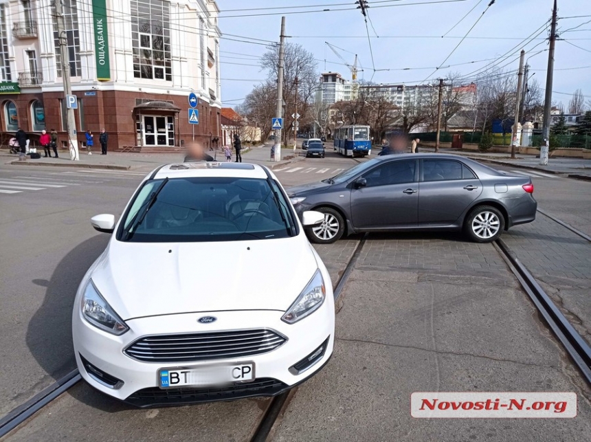 В центре Николаева столкнулись «Форд» и «Тойота»: движение трамваев заблокировано