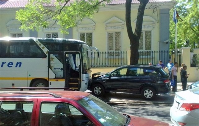 Девушка на джипе в центре Одессы протаранила припаркованный автобус 