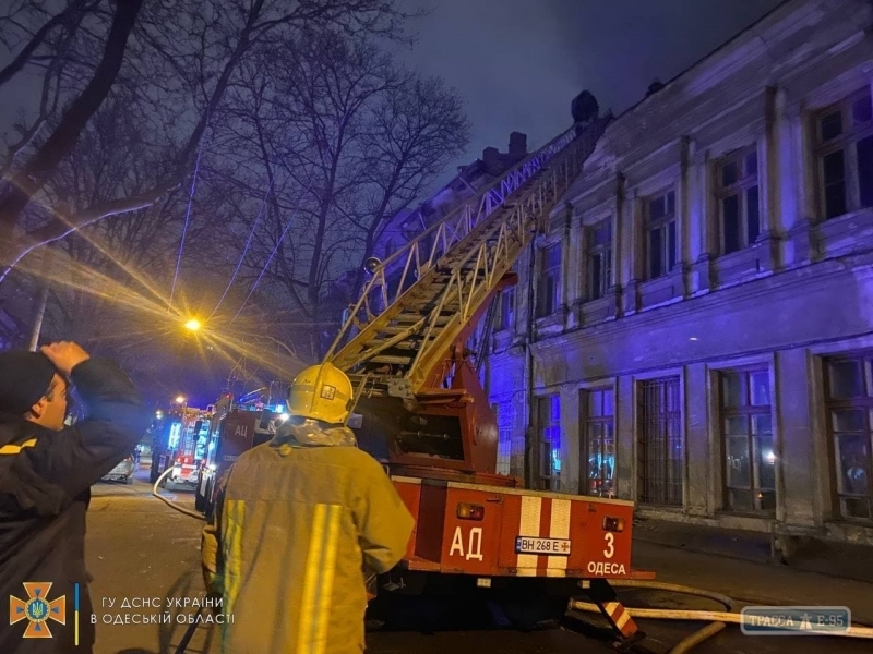 В Одессе горит учебное заведение (видео)