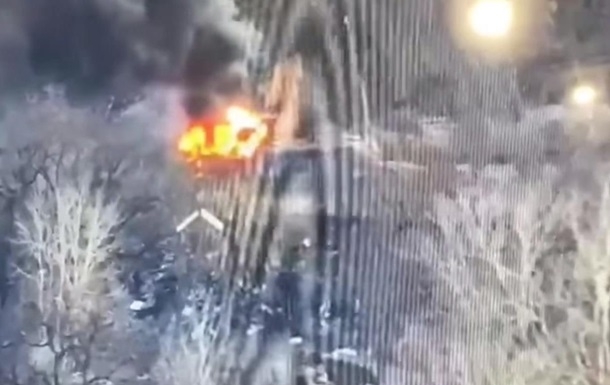 Грузовик украинской стороны СЦКК попал под обстрел (видео)
