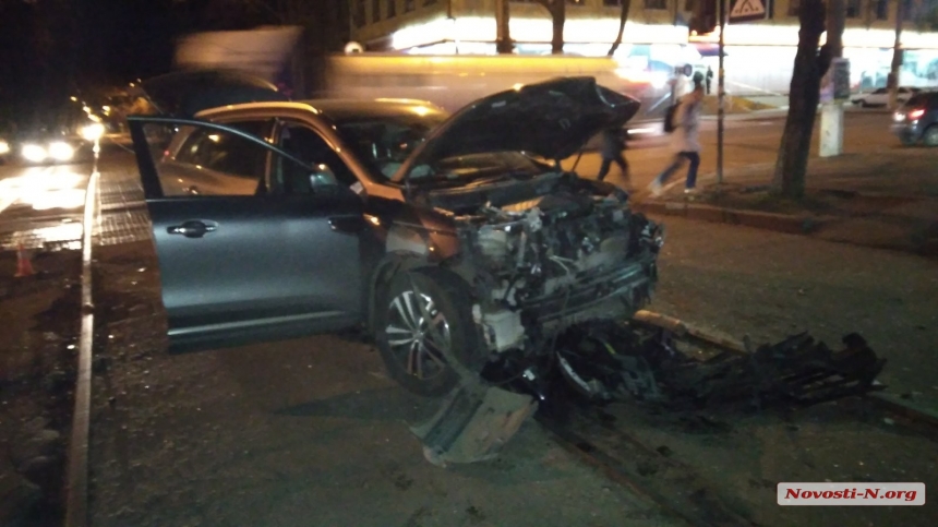 В центре Николаева столкнулись «Рено» и ВАЗ — пострадали водитель и пассажир