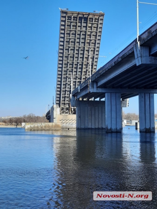 Центр Николаева застыл в пробке: мосты разведены – тянут плавкран 