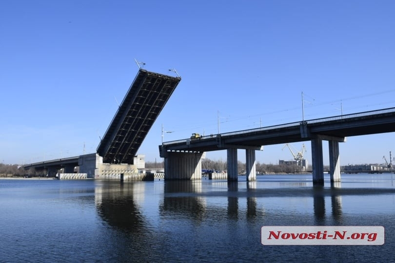 В Николаеве из-за проблемы со сведением Ингульского моста открыли проезд через завод
