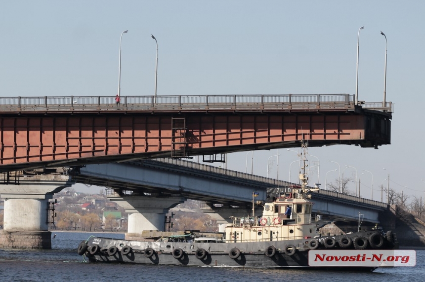 Как в Николаеве разводили мост через Южный Буг (фото, видео)