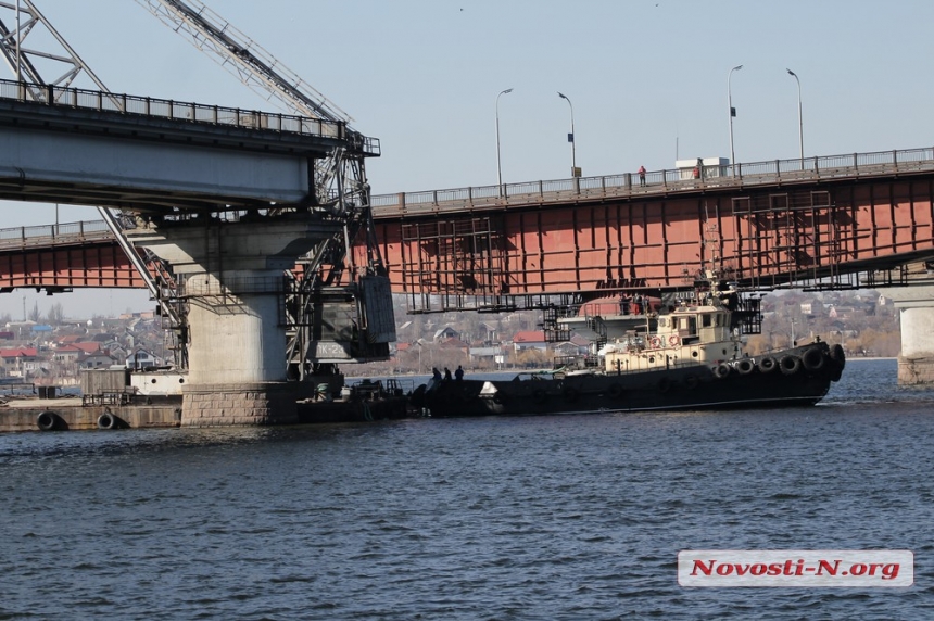 Как в Николаеве разводили мост через Южный Буг (фото, видео)