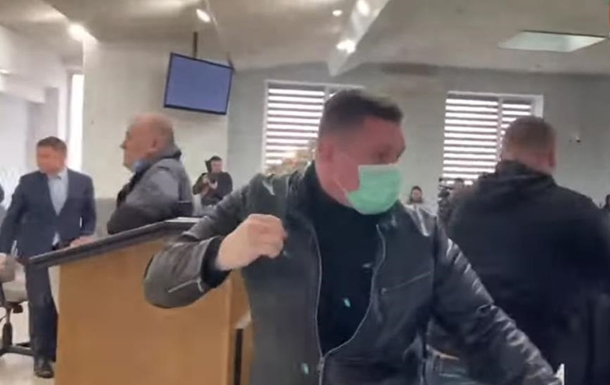 В горсовете Ровно произошла массовая драка, пострадал депутат (видео)