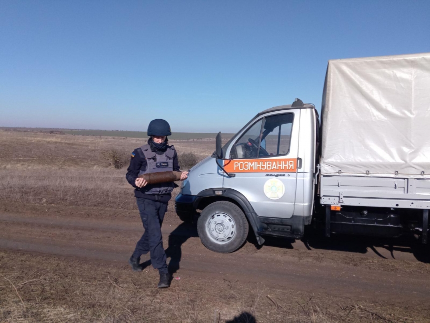 Жительница Николаева нашла артснаряд возле своего дома