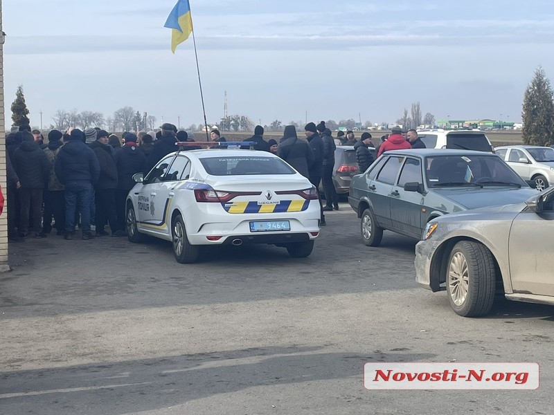 Сотни водителей грузовиков перекрыли трассу Киев — Одесса