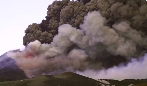 На Сицилии извергается вулкан Этна (видео)