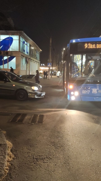 В центре Николаева «Дэу» врезался в новый троллейбус