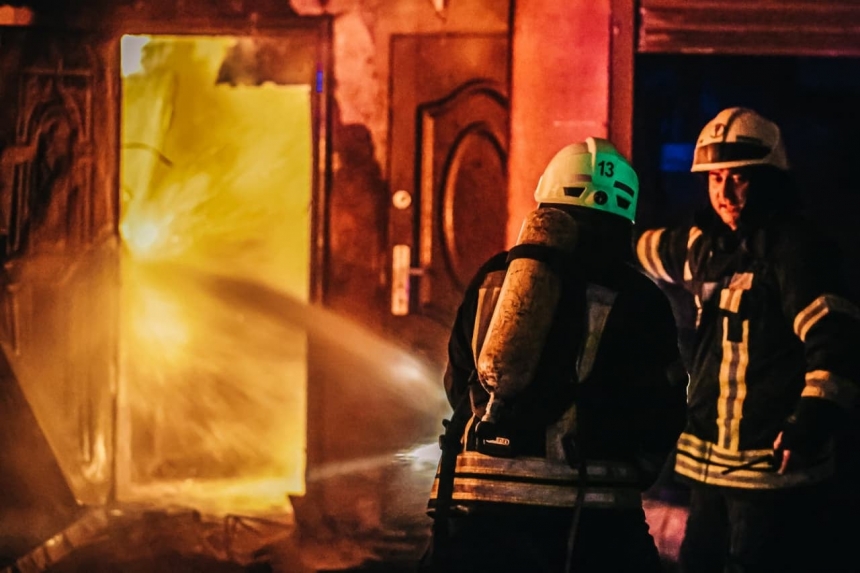 Масштабный пожар в Киеве: дотла сгорели гараж, BMW и Mitsubishi (фото)