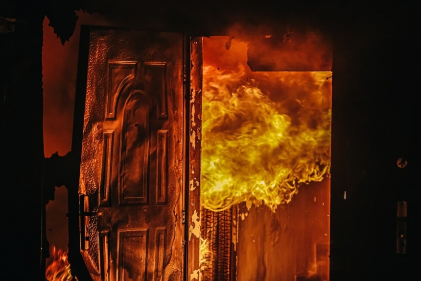 Масштабный пожар в Киеве: дотла сгорели гараж, BMW и Mitsubishi (фото)