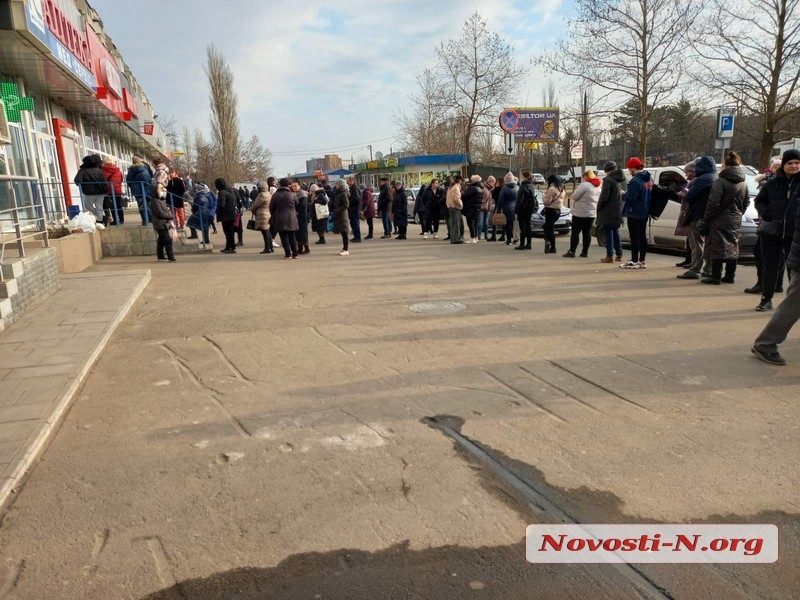 Очереди за продуктами, закрытые аптеки и обменники, нет транспорта: что происходит в Николаеве