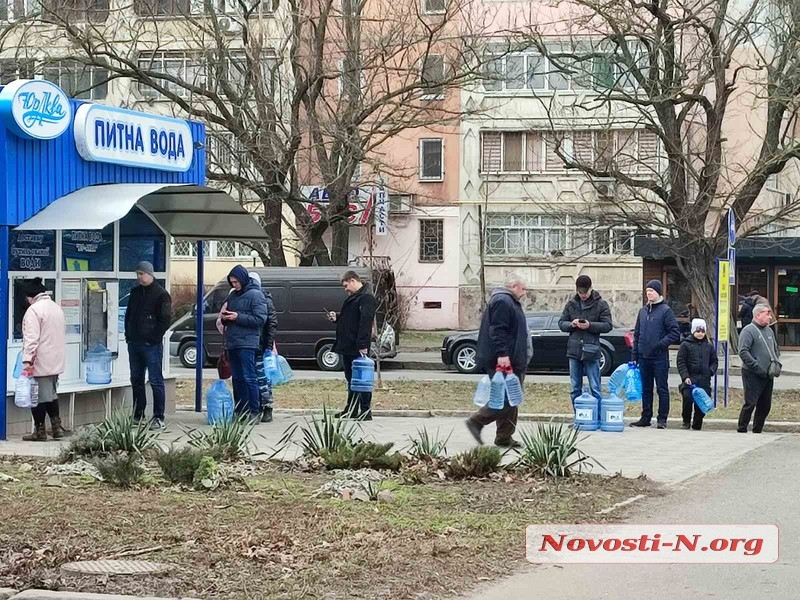 Очереди за продуктами, закрытые аптеки и обменники, нет транспорта: что происходит в Николаеве