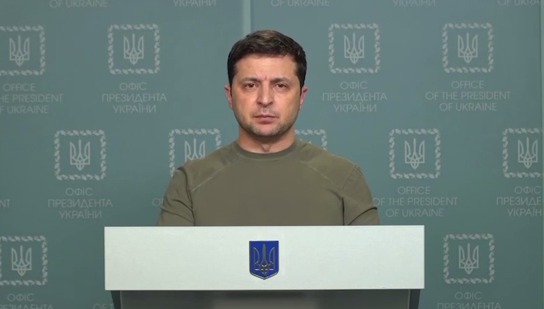 «Враг наносит удар и по гражданским объектам»: Зеленский обратился к украинцам (видео)