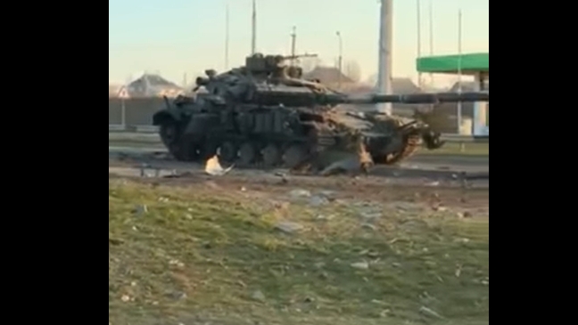 Подбитый танк и брошенные орудия: кадры с Антоновского моста под Херсоном (видео)