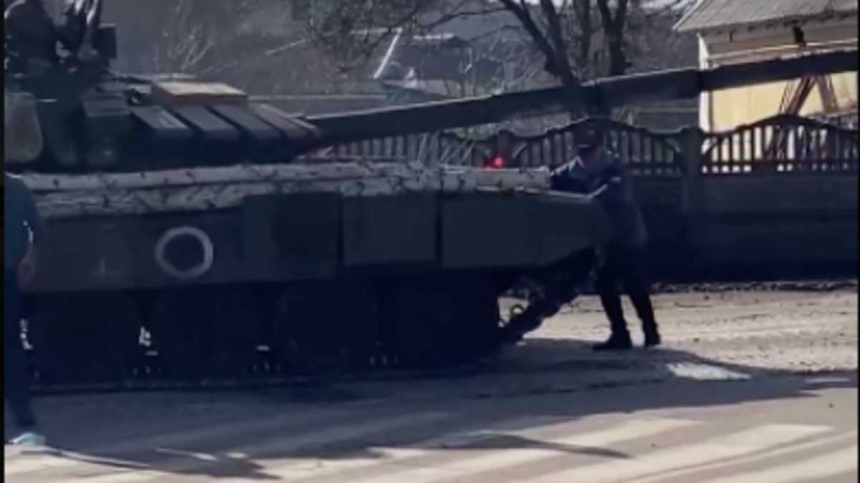 В Бахмаче мирные люди бросаются под танки оккупантов РФ (видео)