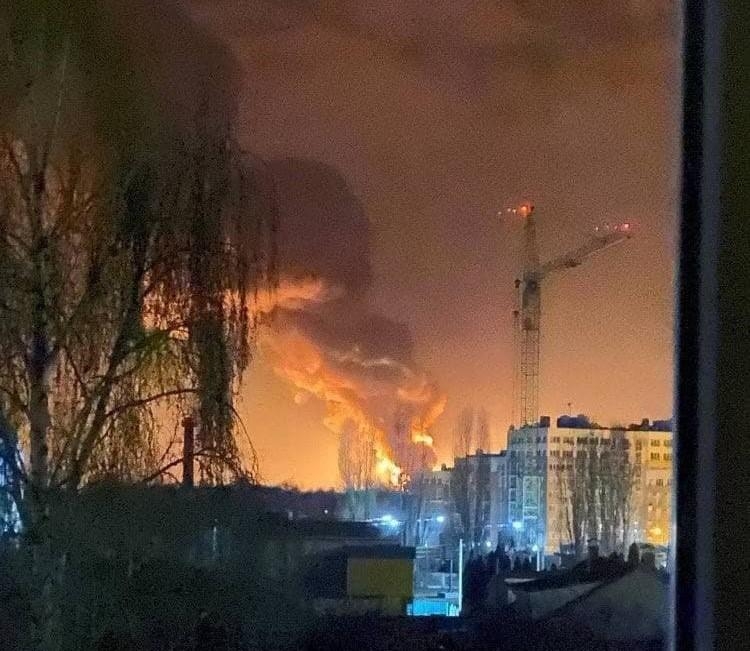 Оккупанты ударили по нефтебазе в Василькове (видео)