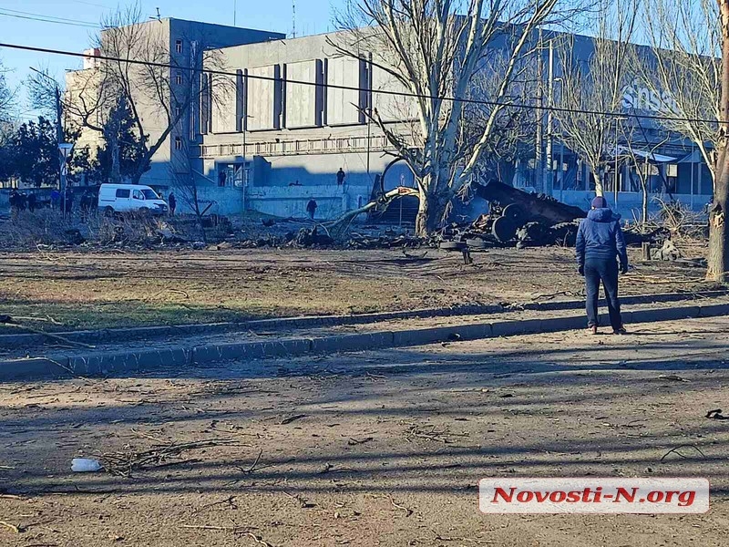 Саперы разминируют место вчерашнего боя в центре Николаева (фото, видео)