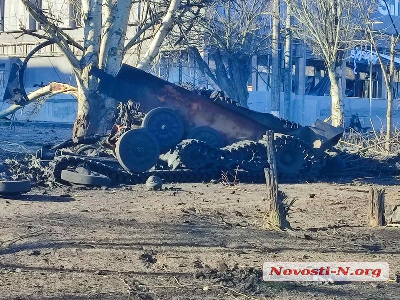 Саперы разминируют место вчерашнего боя в центре Николаева (фото, видео)