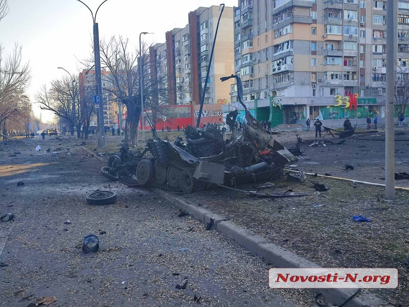 Саперы разминируют место вчерашнего боя в центре Николаева (фото, видео)