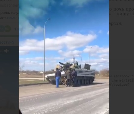 На границе Николаевской и Херсонской областей русские бросили своего солдата и БМП