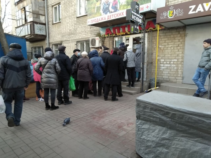 В Николаеве продолжают пустеть полки, возле магазинов и аптек очереди