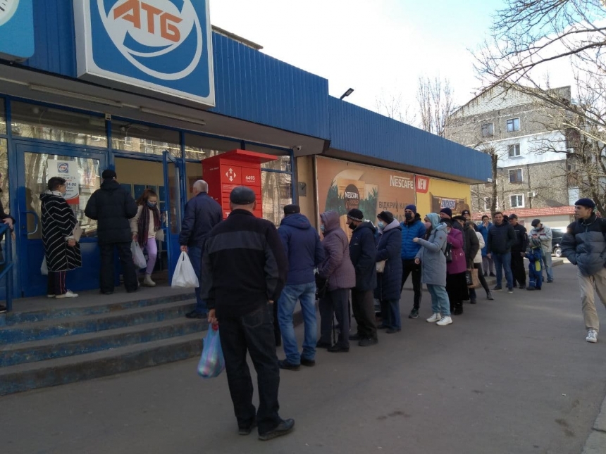 В Николаеве продолжают пустеть полки, возле магазинов и аптек очереди