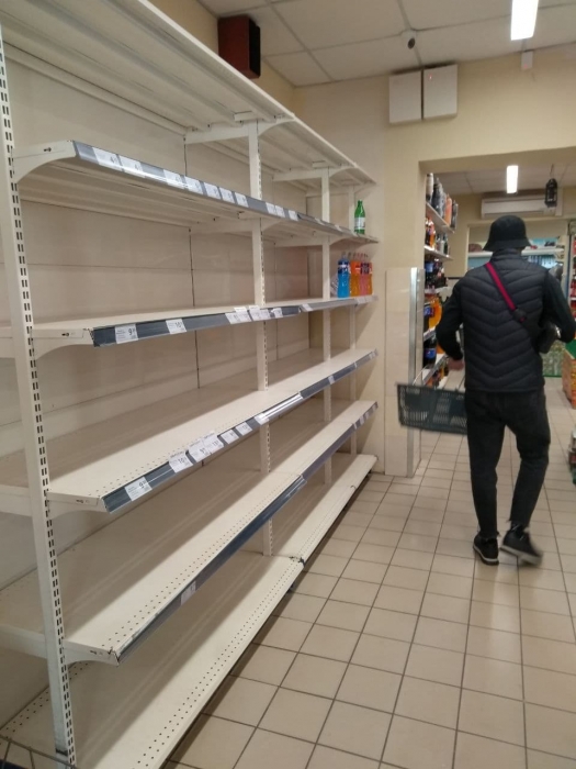 В Николаеве продолжают пустеть полки, возле магазинов и аптек очереди