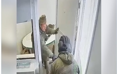 Российские военные ограбили отделение банка под Херсоном (видео)