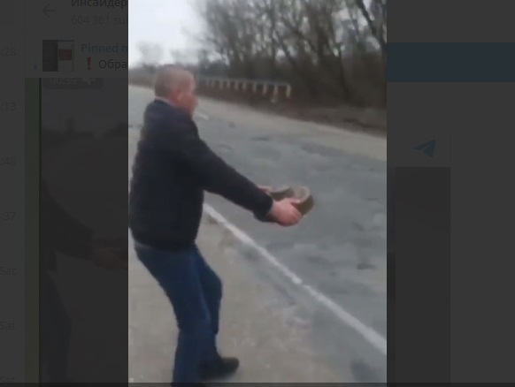 В Бердянске мужчина голыми руками перенес мину с дороги в лес (видео)