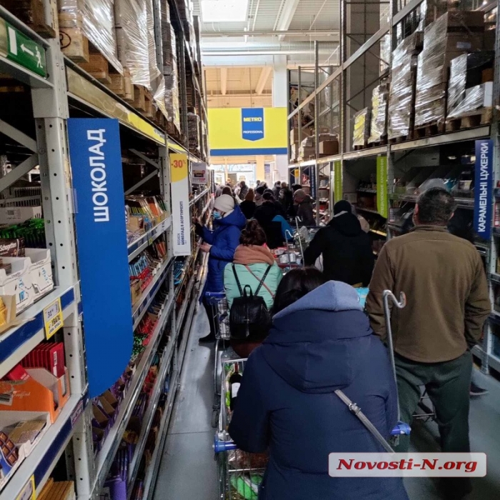 Очереди в супермаркетах и возле аптек: что происходит в Николаеве (фото)