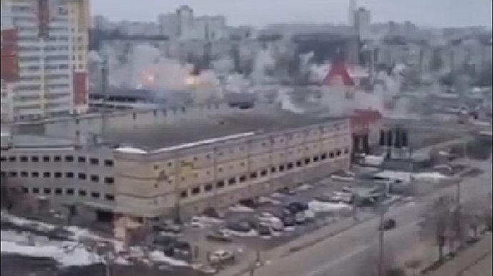 Жилые районы Харькова подверглись ракетно-артиллерийскому обстрелу (видео)