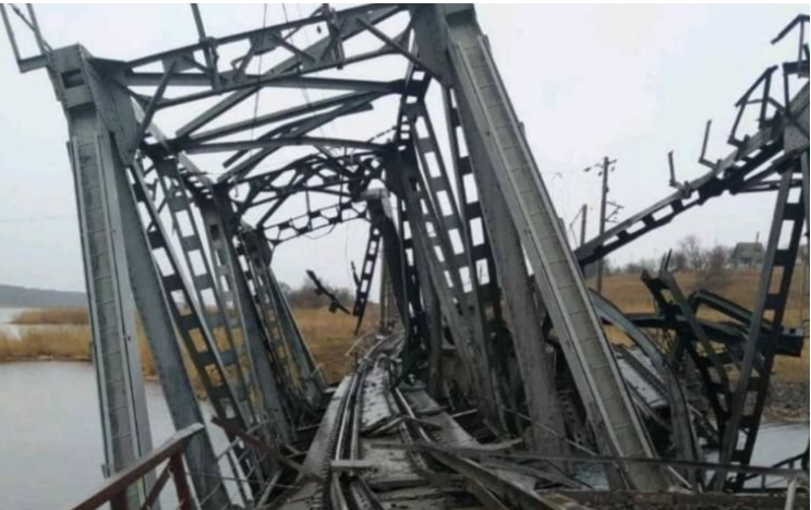 Железнодорожного сообщения с югом больше нет: разрушен мост
