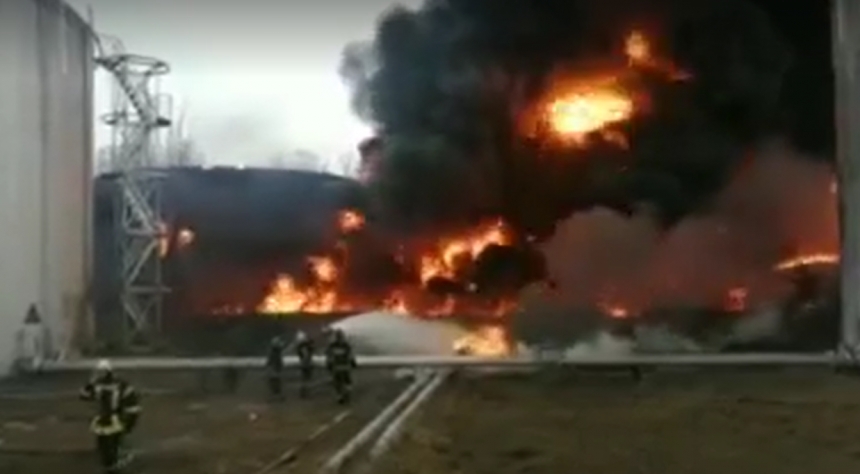 В Чернигове горит нефтебаза (видео)