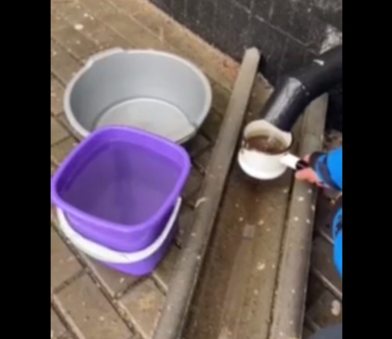 В Сумах после обстрелов жители собирают талую воду (видео)
