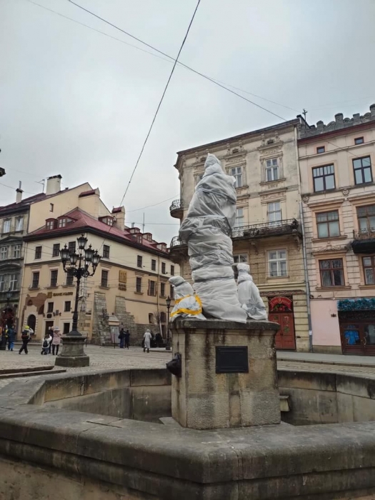 Во Львове памятники готовят к возможной бомбардировке (фото)