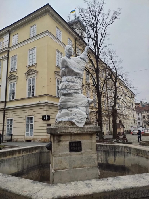 Во Львове памятники готовят к возможной бомбардировке (фото)