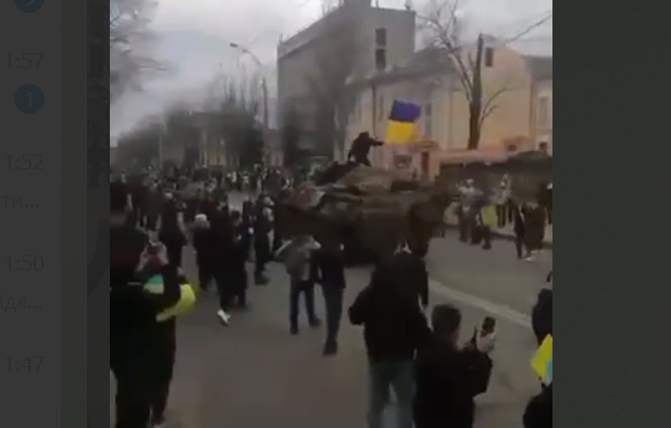 Военнослужащие РФ покинули центр Херсона: участники митинга водрузили на их БТР флаг Украины