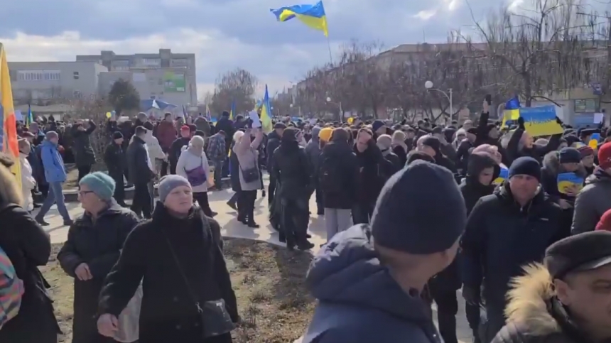 В Новой Каховке проходит митинг против российской оккупации