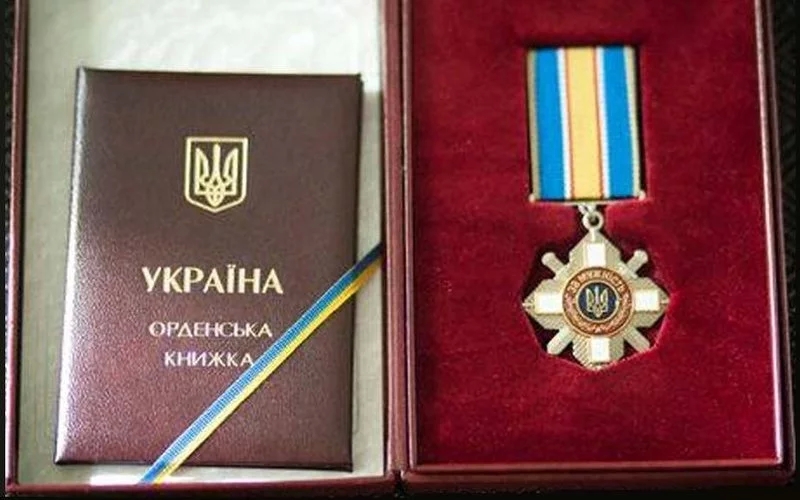Владимир Зеленский наградил Александра Сенкевича орденом «За мужество»