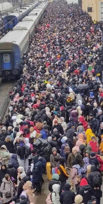 Вокзал в Харькове забит людьми: десятки тысяч жителей стремятся уехать из города