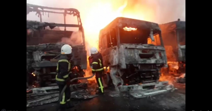 В Николаеве после обстрелов врага загорелись автомобили с пальмовым маслом (видео)
