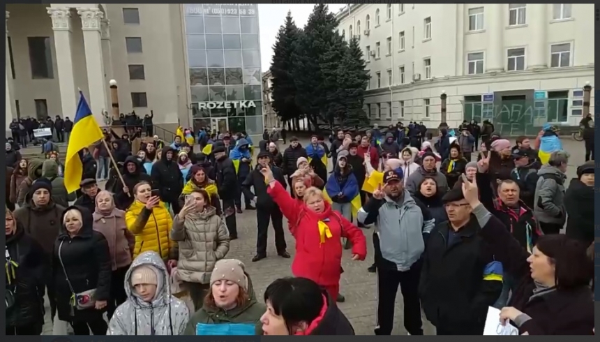 Жители Херсона вышли на митинг в поддержку Николаева (видео)