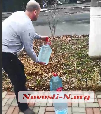 В Николаеве конфликт в точке по продаже самогона: полиция заставила вылить алкоголь на клумбу (видео)