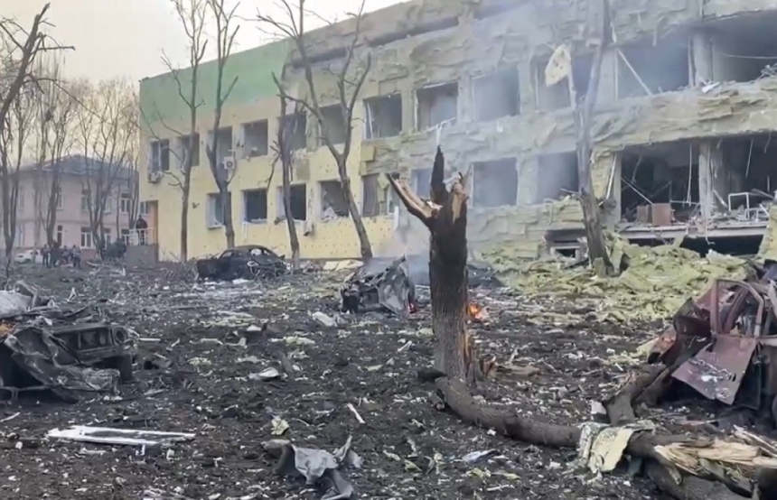 В Мариуполе разбомбили роддом и детскую больницу (видео)