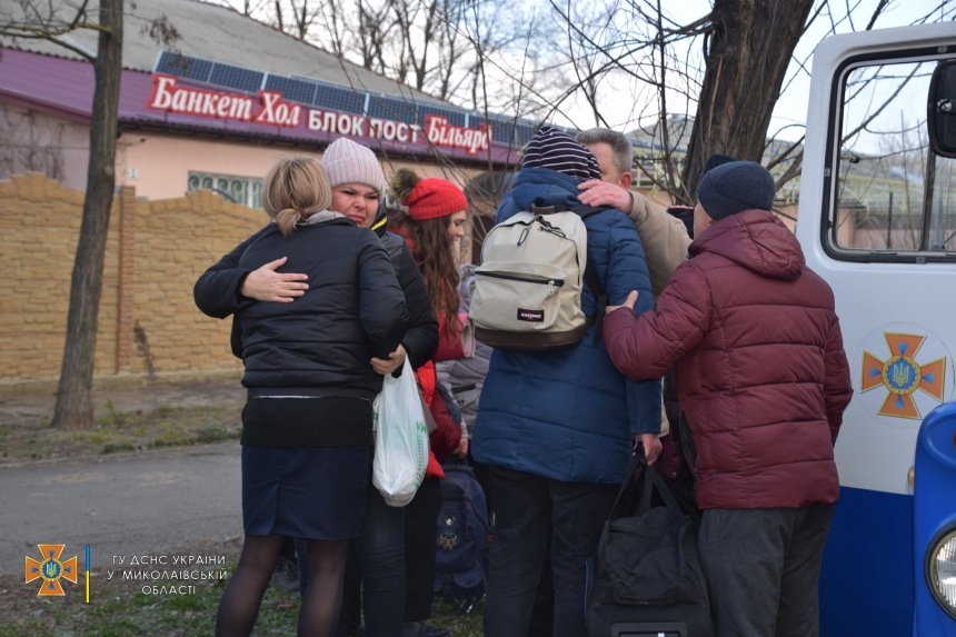 Спасатели эвакуировали из Николаева своих сотрудниц с детьми (фото)