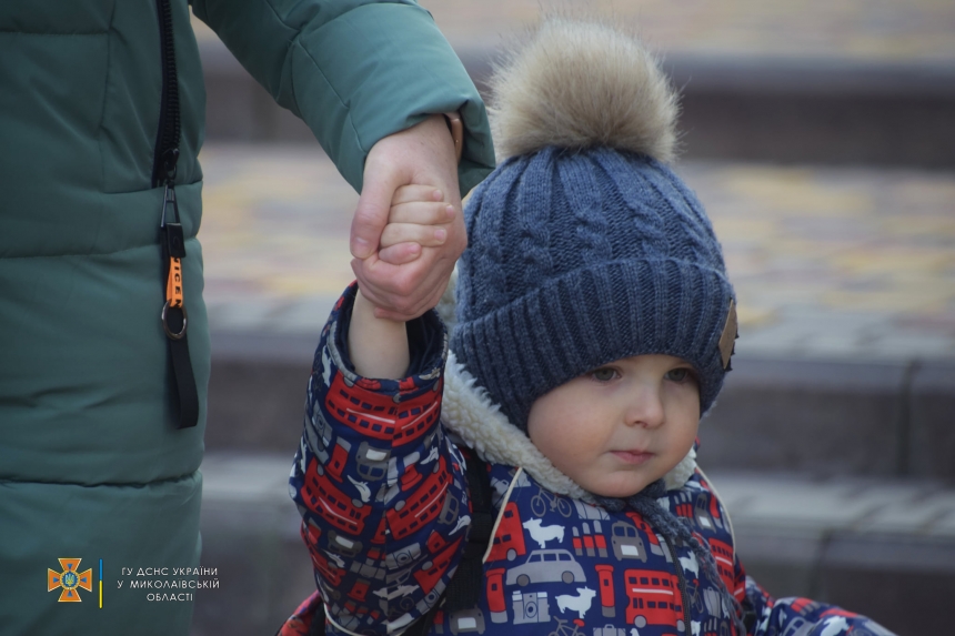 Спасатели эвакуировали из Николаева своих сотрудниц с детьми (фото)